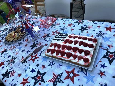 2019.07.04 (5) デザートはアメリカ国旗の色をしたケーキでした.JPG
