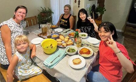 2023.09.06 (19) ダイニングテーブルで一緒に夕飯です（月曜日）.jpg