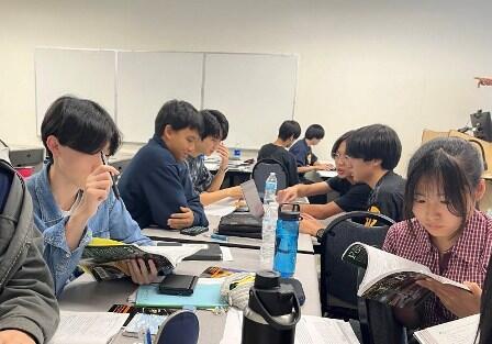 2025.08.20 (9) みんなでイディオムやフレーズのチェック.jpg