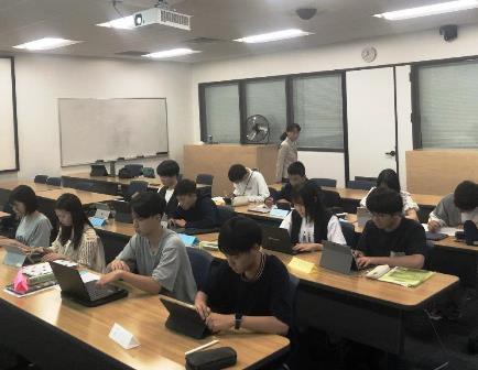 2023.07.05 (6) Class 2 Writing 最初のEssay「尊敬する人」作成中.jpg