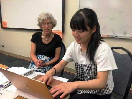2019.07.29 (8) Oral Presentation 発表内容の最終チェックを受けています.JPG