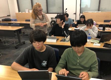 2023.09.12 (9) Class 2 Writing Project 表紙とまとめはグループごとに作成中.jpg