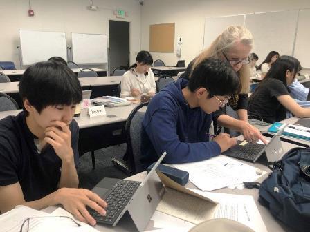 2023.07.17 (13) Class 1 Writing 1人ずつ先生と確認.jpg