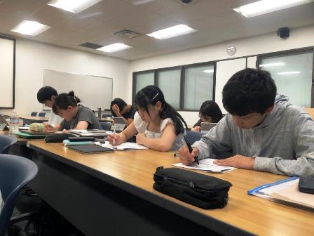 2023.08.31 (14) Class 2 Writing モデルEssayでSupportive Sentenceを確認.jpg