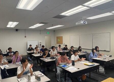 2026.07.2104 (2) Pronunciation 手を叩いて強調箇所を確認.jpg