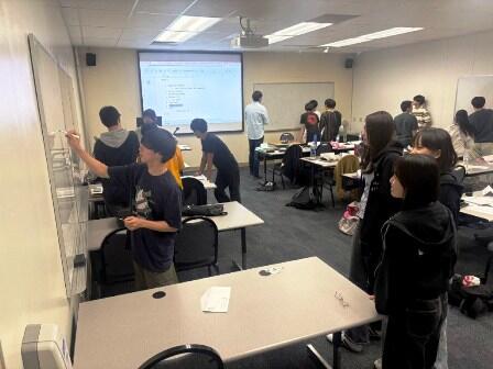 0225.07.21 (8) Comm & Culture グループごとクイズを出し合い単語学習.jpg