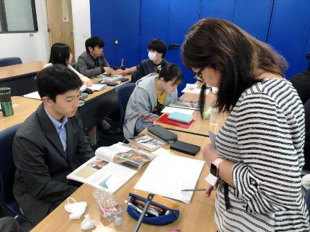 2023.08.02 (11) Class 2 Reading & Vocabulary Vocabulary Logを確認していただいています.jpg