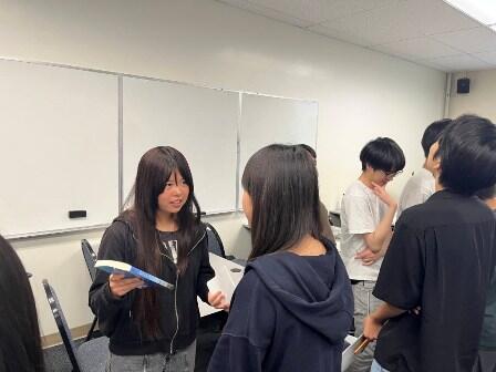 2025.08.27 (4) Book Reportの内容をペアに説明.jpg