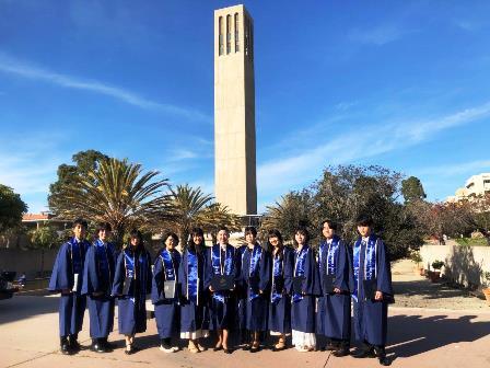 2023.01.06 (19) UCSB Clock Towerの前で記念撮影.jpg