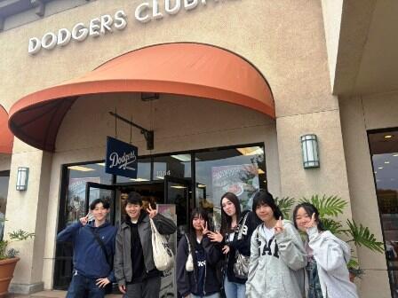 0425.07.21 (1) Dodgers Clubhouseでグッズ購入.jpg