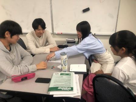 2023.09.19 (2) Class 1 Grammar Fluency ボードゲームでSuperlative Adjectivesの復習.jpg