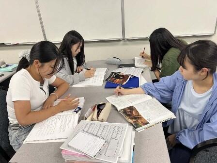 03-2026.09.09(3)グループでの読み合わせ.jpg