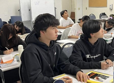 02-2025.08.26 (2) 発表も真剣に聞きます.jpg