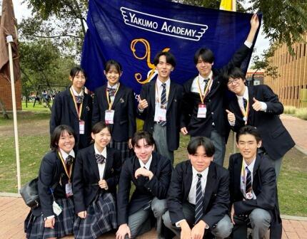 092302. 八雲学園の校旗の前で.jpeg