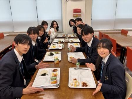 4. 夕食は学校のカフェテリアで.jpeg