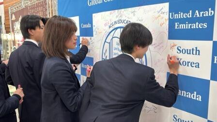 2. みんなでサインをしました.jpeg