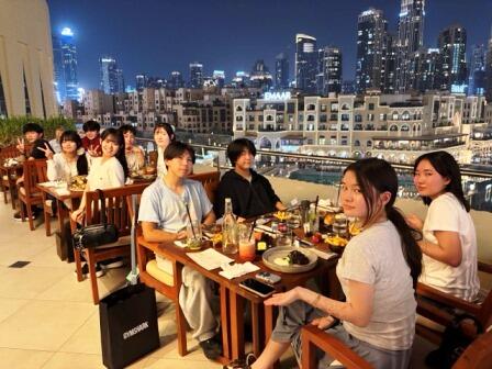 9. ドバイの夜景をバックに（中）.jpeg