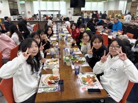 6. 話に花が咲きます！（中）.jpeg