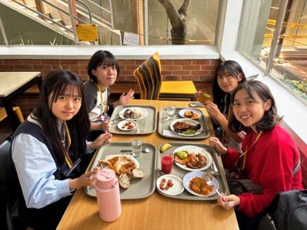 092703. カフェテリアでの昼食.jpeg