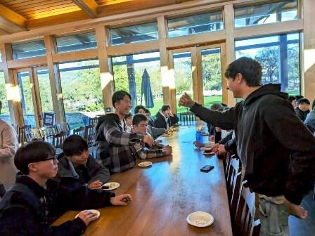 06260221 6. ケイト生とカフェで談笑.jpg