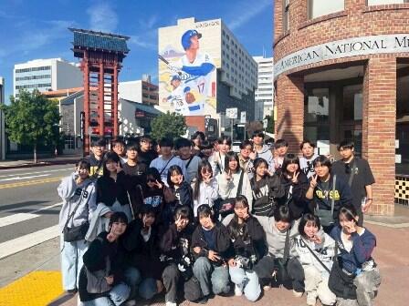 2026.03.02 (7) 大谷選手の壁画の前で（C）リトル東京.jpg