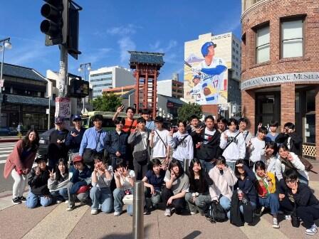 2026.03.02 (6) 大谷選手の壁画の前で（B）リトル東京.jpg