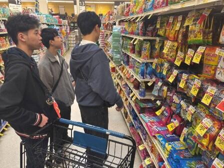 07スーパーマーケットで買い出し.jpg