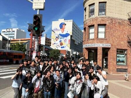 1025.03.02 (5) 大谷選手の壁画の前で （A）リトル東京.jpg