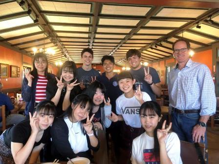 2019.8.1 (6)カフェテリアで、日本語の授業を受講し、来日経験もあるケイトスクールの卒業生と記念写真.jpg