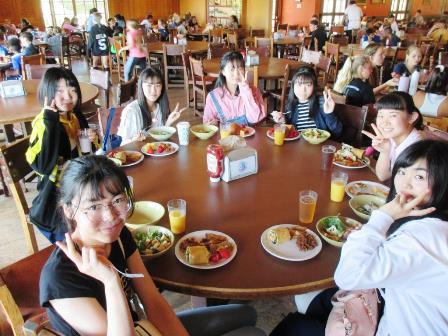 7月22日 (8)　初めてケイトスクールの食堂で昼食をとりました.JPG