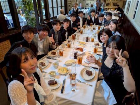 1. 高級ステーキハウスで（中）.jpeg